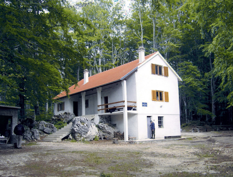 Planinarski dom Brezovac na Dinari
